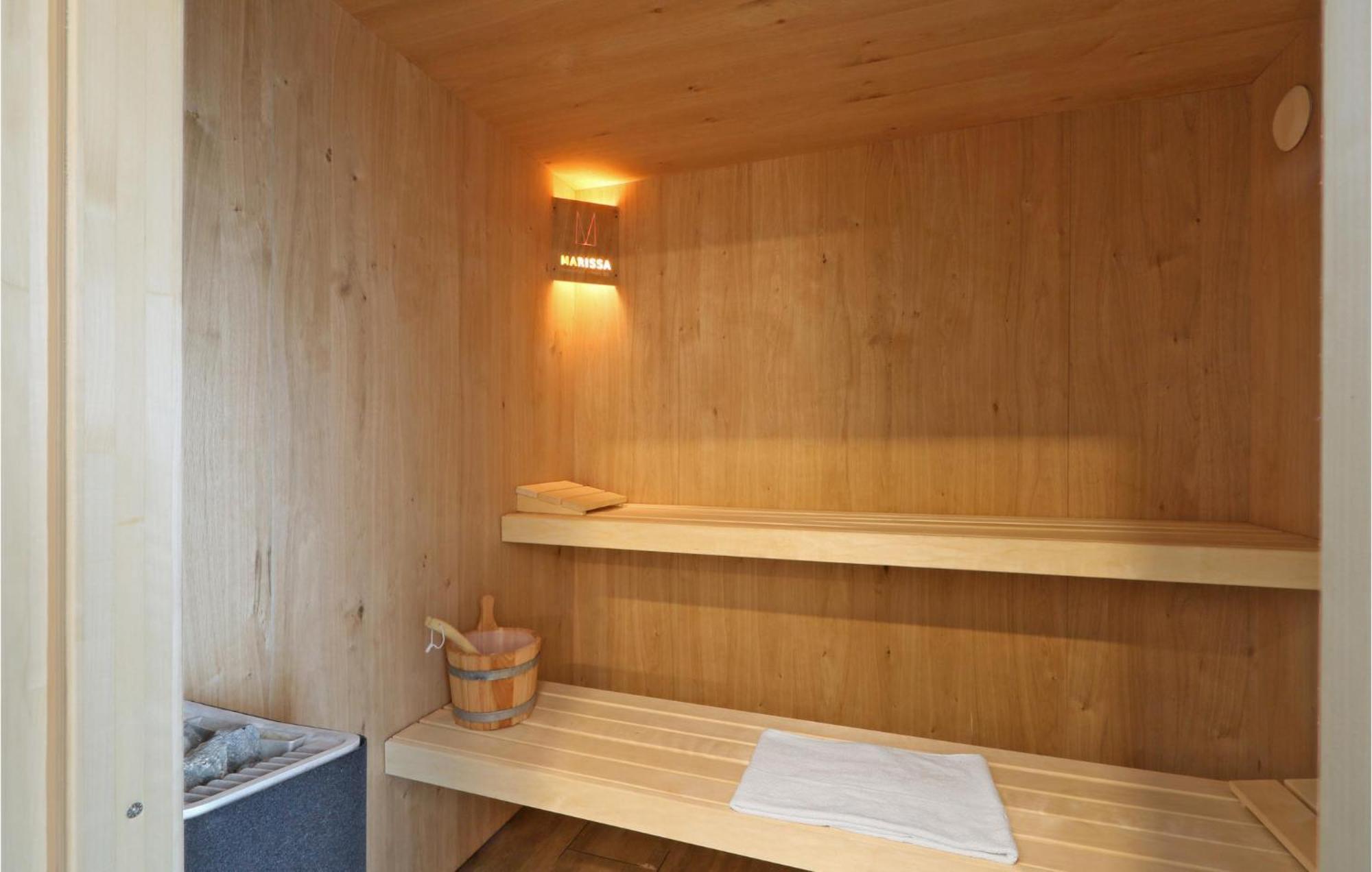 Cozy Home In Lembruch-Duemmer See With Sauna Exteriör bild